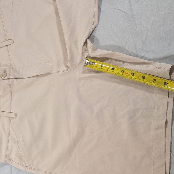 Eddie Bauer Cream Cargo Shorts with Tailored Style and Subtle Texture - Picture 7 of 7